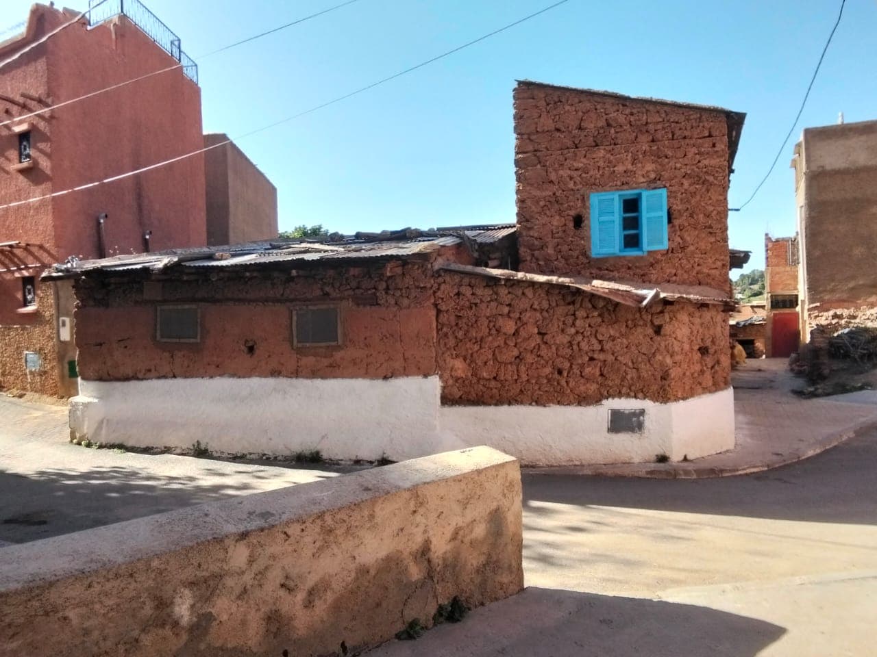 Architecture berbère en pierre locale avec matériaux traditionnels